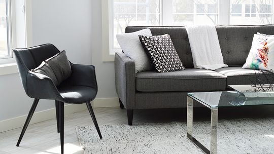 Krzesła tapicerowane – sposób na rodzinną atmosferę w domu