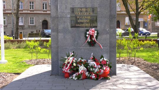 Kwiaty pod pomnikiem na pl. Bohaterów w 76. rocznicę zakończenia II Wojny Światowej