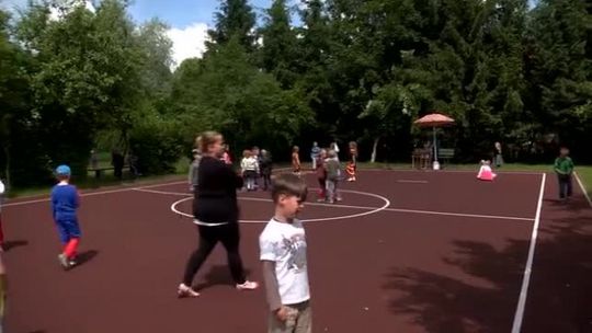 LEPIEJ BYĆ DZIECKIEM CZY DOROSŁYM? LEPIEJ BYĆ DZIECKIEM CZY DOROSŁYM?