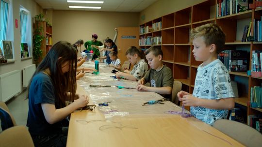 Leśne stworki z patyków. Kreatywne wakacje w skwierzyńskiej bibliotece