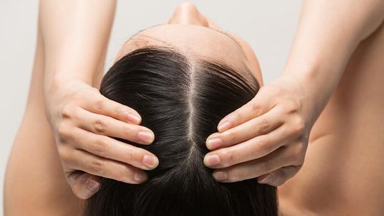 Łuszczyca skóry głowy a kosmetyki stylizacyjne – jakich produktów unikać?