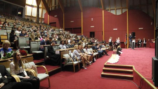 MATURZYŚCI ODEBRALI ŚWIADECTWA UKOŃCZENIA SZKOŁY MATURZYŚCI ODEBRALI ŚWIADECTWA UKOŃCZENIA SZKOŁY