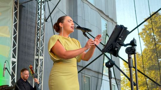 Melodie, które przywołują wspomnienia. Filmowe i serialowe przeboje zabrzmiały na żywo