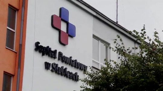 MĘŻCZYZNA W CIĘŻKIM STANIE Z WIRUSEM ŚWIŃSKIEJ GRYPY