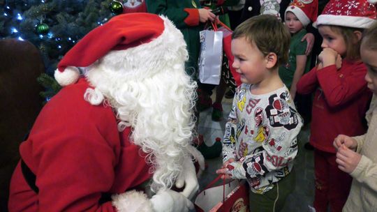 Mikołajki w Leśniczówce: prezenty i zabawa dla dzieci z rodzin zastępczych
