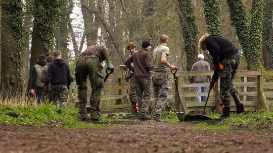 Młodzi leśnicy porządkowali park przy Słubickim Ośrodku Sportu i Rekreacji