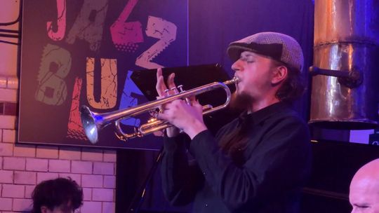 Młodzi muzycy na scenie. Jazzowy koncert w Piekarni Cichej Kobiety Młodzi muzycy na scenie. Jazzowy koncert w Piekarni Cichej Kobiety