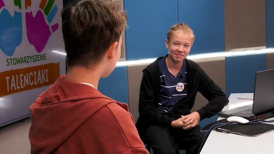 Młodzież poznała pracę dziennikarza od kulis. Warsztaty w Horyzont TV