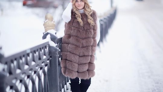 Modne kamizelki damskie futrzane ? trend na jesień