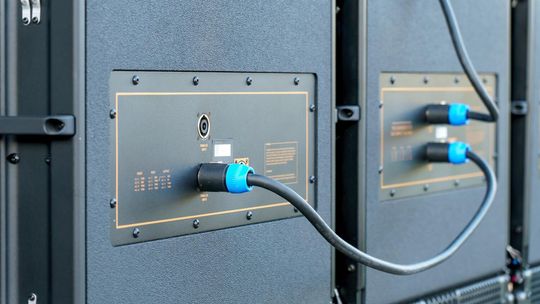 Najczęstsze pułapki przy wyborze zasilacza UPS - jak dokonać właściwego wyboru?