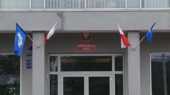 Napadli na kobietę, wybili szybę w aucie i ukradli torbę z pieniędzmi