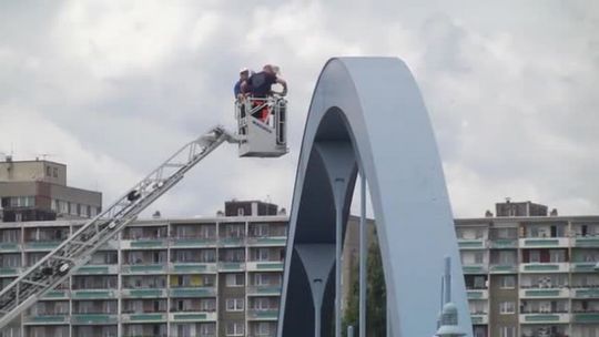 NARAZIŁ SWOJE ŻYCIE I ZABLOKOWAŁ MOST