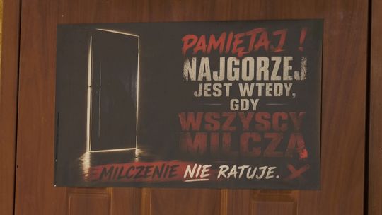 Nietypowa instalacja przy OPS w Słubicach mająca skłonić do rozmowy o przemocy i kryzysach