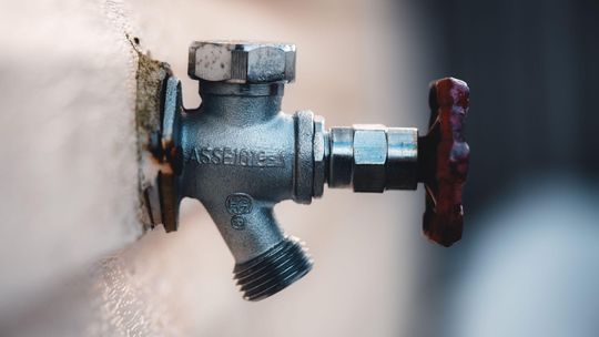 Niewidzialny obieg wody i klimatyzacji. Co kryje się w ścianach nowoczesnych biurowców?
