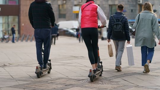 Nowe przepisy dla hulajnóg. Od czwartku będą podlegać mandatom