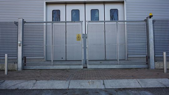 Nowoczesne bramy rozwierne przemysłowe - klasyka w nowej odsłonie