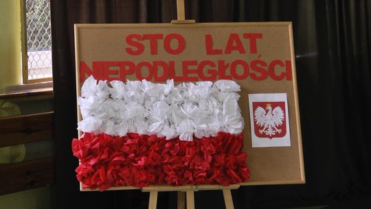 Obchody 100-lecia odzyskania niepodległości przez Polskę w Słubickim LO