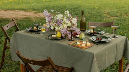 Obrusy lniane na stół – naturalne i eleganckie dopełnienie aranżacji jadalni Obrusy lniane na stół – naturalne i eleganckie dopełnienie aranżacji jadalni