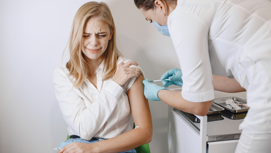 Od dziś w aptekach więcej szczepień. Zabieg jest darmowy