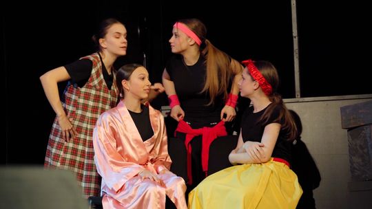 „Opera codzienna” w wykonaniu grupy teatralnej Spotkanie - Świebodzin „Opera codzienna” w wykonaniu grupy teatralnej Spotkanie - Świebodzin