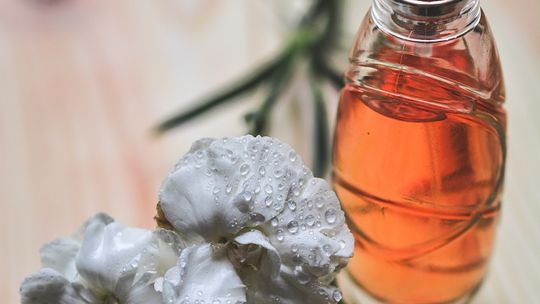 Otulona zapachem. Wybieramy perfumy dla niej