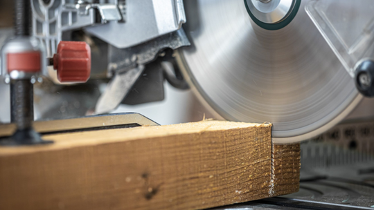 Piła poprzeczna do drewna – jak dbać o ostrza?