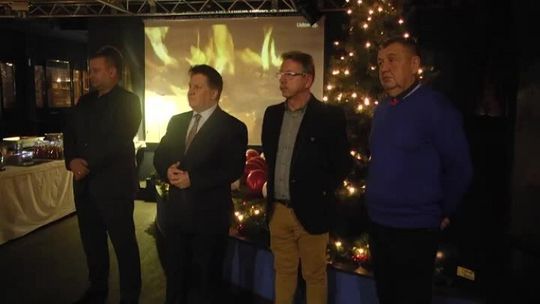 Platforma Obywatelska RP Powiatu Słubickiego przy stole wigilijnym.