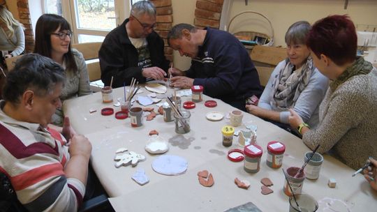 Podopieczni z Powiatowego Ośrodka Wsparcia wykonywali prace z gliny