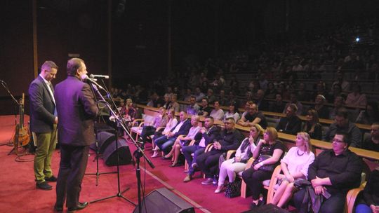 Podsumowanie akcji ''Pola Nadziei'', koncert zespołu RAZ DWA TRZY Podsumowanie akcji ''Pola Nadziei'', koncert zespołu RAZ DWA TRZY