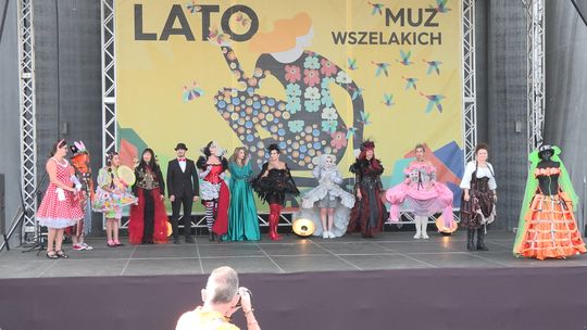 Pokaz mody z recyklingu na placu Teatralnym