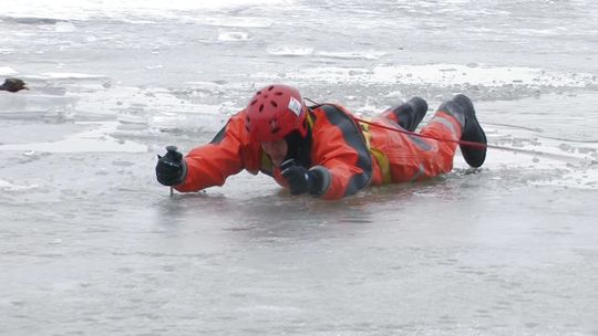 POKAZ RATOWNICTWA NA LODZIE POKAZ RATOWNICTWA NA LODZIE