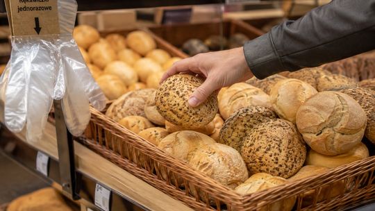 „Polacy macają pieczywo”. Cudzoziemcy przecierają oczy ze zdumienia