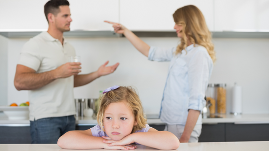 Polacy nie chcą mieć dzieci? Jeden z powodów: zarobione kobiety