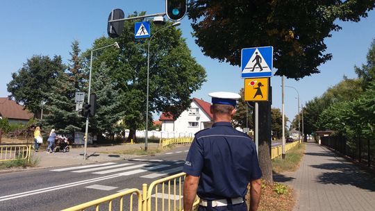 POLICJANCI SPRAWDZAJĄ OZNAKOWANIE DRÓG W REJONACH PLACÓWEK OŚWIATOWYCH