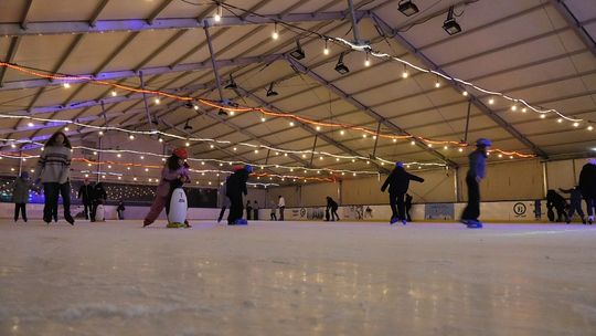 Polsko-niemiecki chór Singing all together na lodowisku w Słubicach