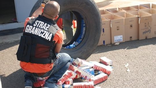 Ponad ćwierć miliona papierosów ukrytych w kołach