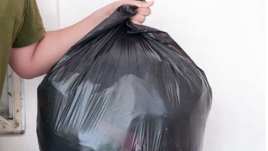 Popełniasz ten błąd? Kolejne miasto zakazuje tak wyrzucać śmieci