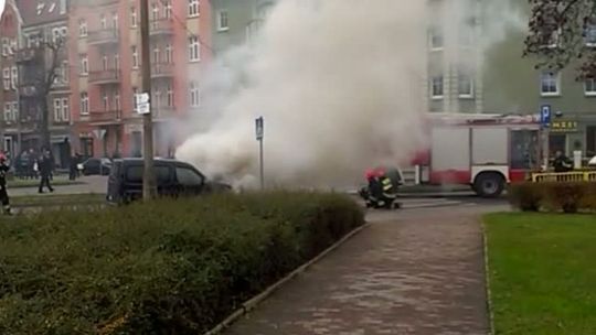 POŻAR SAMOCHODU W CENTRUM MIASTA 