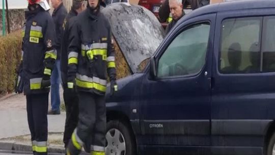 POŻAR SAMOCHODU W CENTRUM MIASTA 