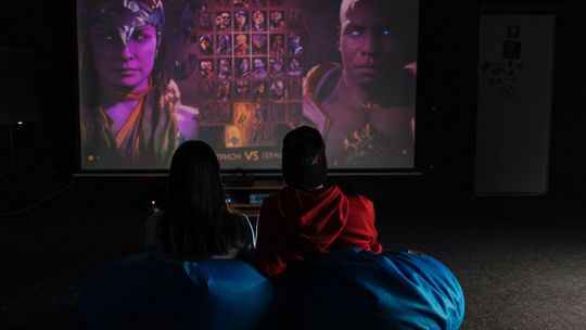 Prawdziwe kino w domowym zaciszu. Jak poprawić dźwięk w telewizorze bez przebudowy salonu?