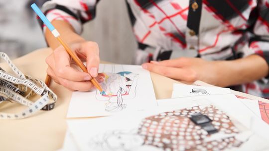 Projektowanie ubrań jako biznes - jak krok po kroku założyć własną markę modową