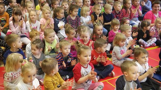Przedstawienie świąteczne przygotowane przez rodziców w Misiu Uszatku 