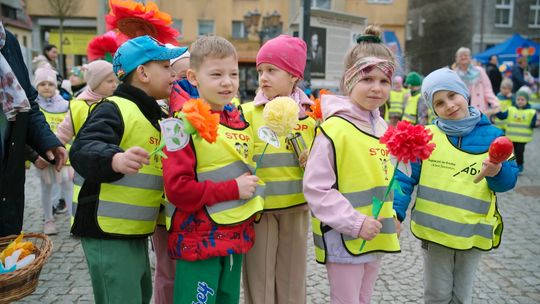 Przedszkolaki powitały wiosnę przy Świebodzińskim Ratuszu