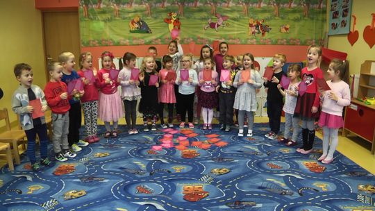 Przedszkolaki ślą życzenia na Dzień Babci i Dziadka Przedszkolaki ślą życzenia na Dzień Babci i Dziadka