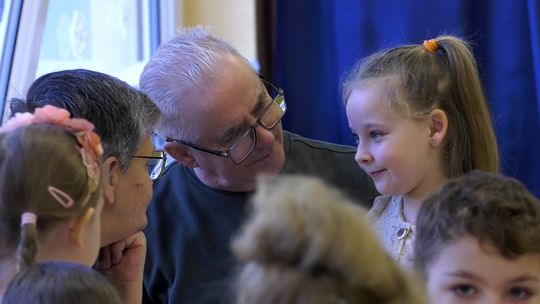 Przedszkolaki z Jarzębinki wzruszyły babcie i dziadków