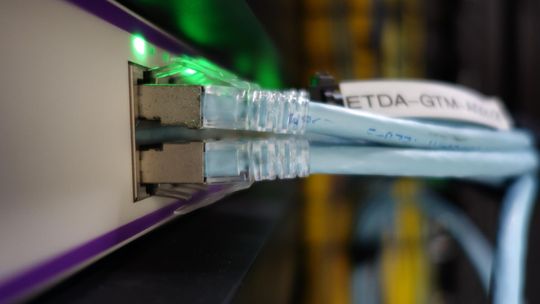 Przełącznice kasetowe ? efektywne zarządzanie okablowaniem światłowodowym