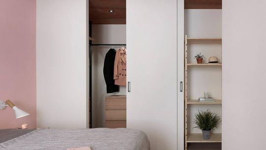 Przesuwane szafy do sypialni - idealne rozwiązanie dla małych przestrzeni