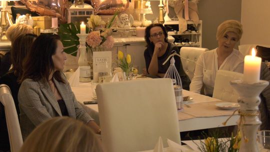 Przy śniadaniu kobiety dyskutowały o biznesie 