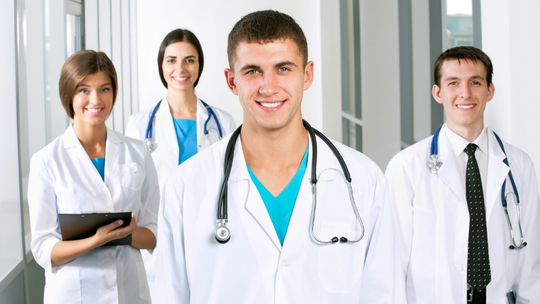 Przybywa nam lekarzy. Wśród nich jest coraz więcej młodych