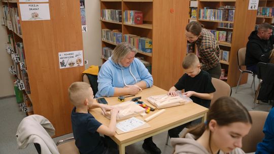 Rodzinne warsztaty karmników w skwierzyńskiej bibliotece